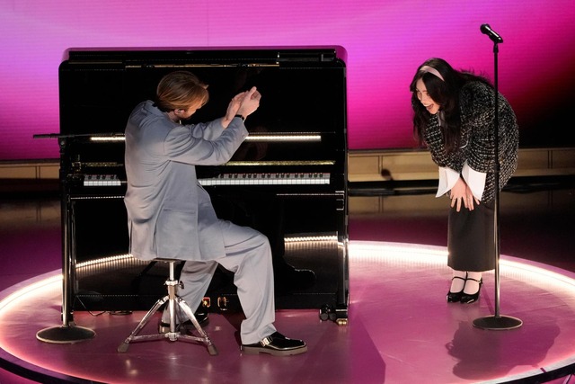 Billie Eilish y su hermano Finneas cantaron "What Was I Made For?" de la banda sonora de "Barbie" en el Oscar 2024. Se llevaron el premio a la Mejor canción original por esta composición.