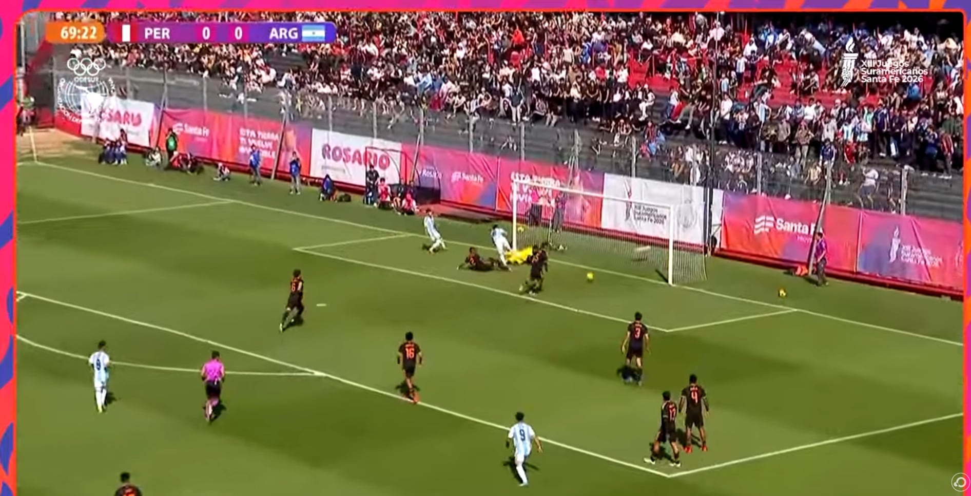 Franco Domínguez no pudo concretar una inmejorable oportunidad dentro del área chica ante la salida del arquero Franco Mesías, en las semifinales de los Juegos Suramericanos 2026.