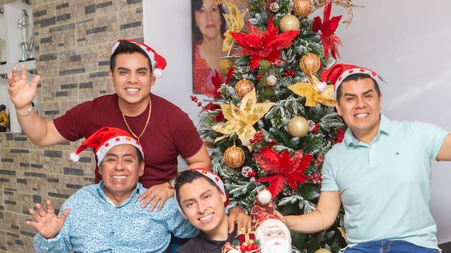 Víctor Yaipén, líder de Orquesta Candela, junto a sus hijos Vitucho, Billy y Donald.