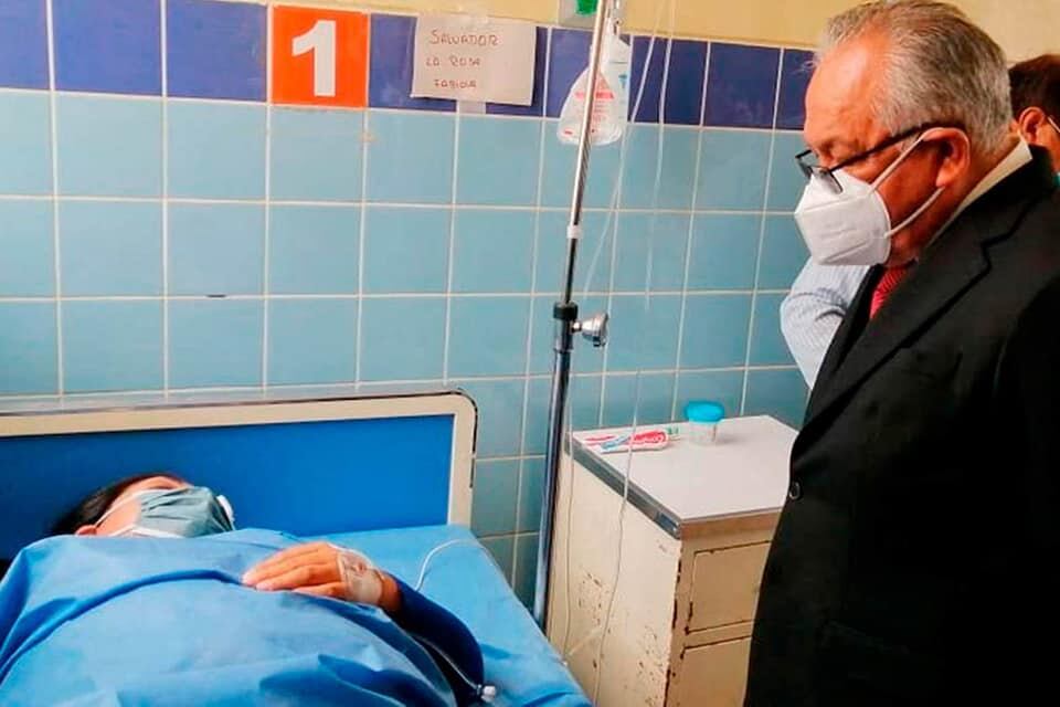 El gobernador regional de Lima, Ricardo Chavarría Oria, visitó a los cinco heridos del ataque en el Hospital Regional de Huacho. (Foto: Hospital Regional de Huacho)