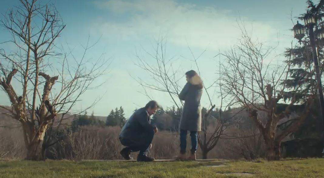 Arif se arrodilla y Bahar se piensa que le va a proponer matrimonio. (Foto: Antena 3)