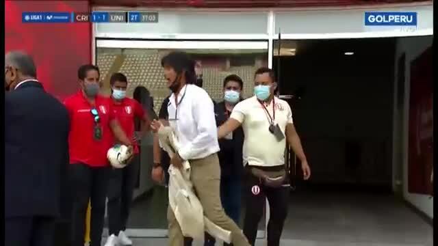 El entrenador Ángel Comizzo a lo largo de su carrera siempre ha caminado al límite del reglamento. Eso le costó muchas expulsiones. Siempre fue un tipo polémico. Video: Gol Perú