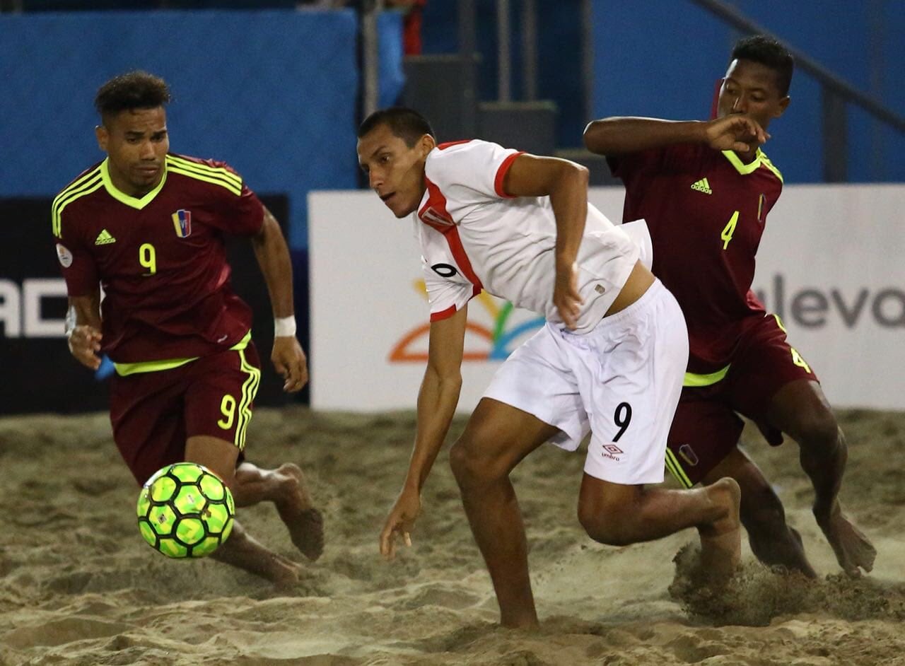 Alex Valera jugando por la selección peruana en la Copa América de Fútbol Playa de 2018. (Foto: FPF)