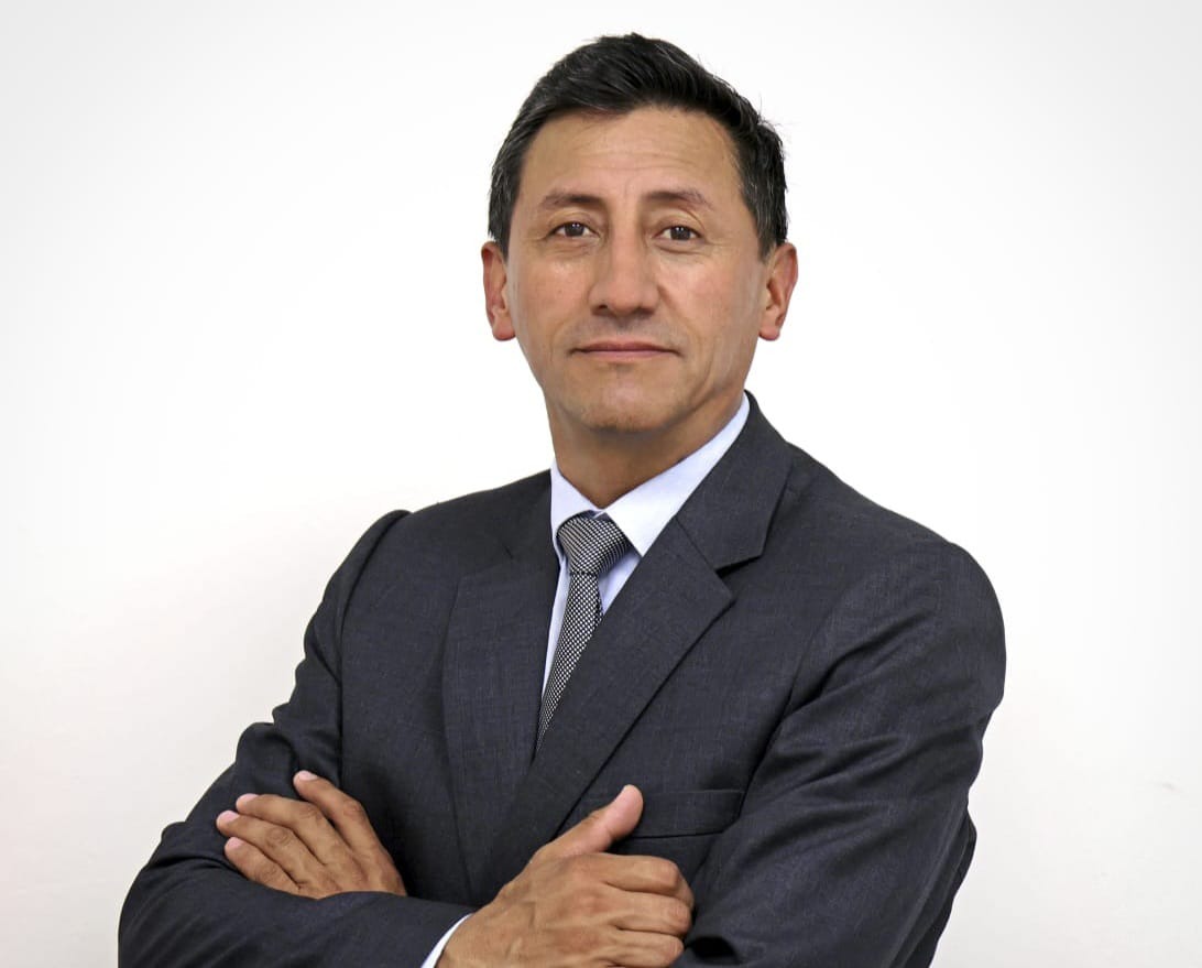 Es ingeniero graduado en la universidad San Antonio de Abad