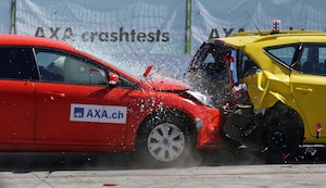 Quería robar un auto, pero destruyó varios coches cuando intentaba huir