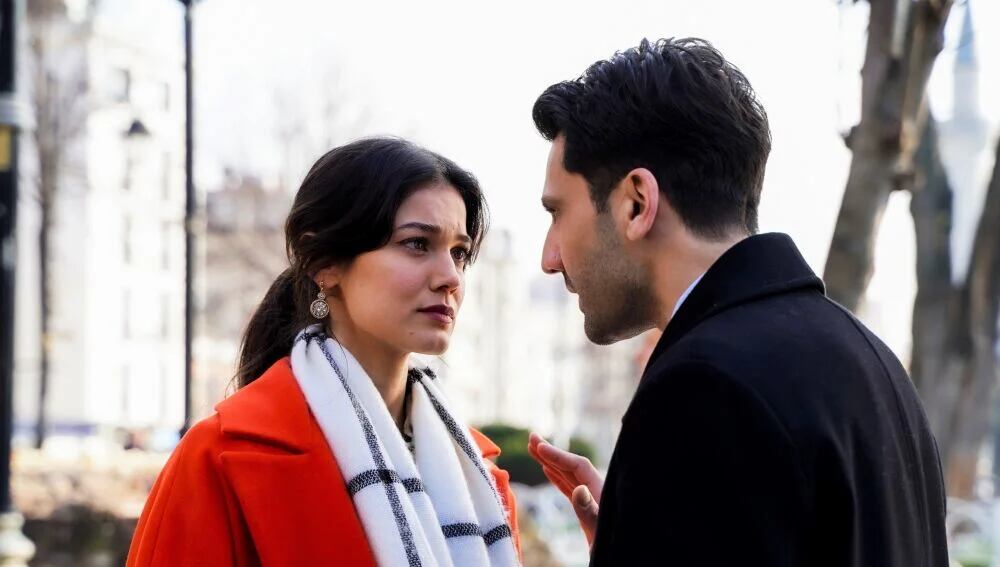 Ilgaz le explica a Ceylin la razón detrás de su dura decisión en la telenovela turca "Secretos de familia" (Foto: Ay Yapım)