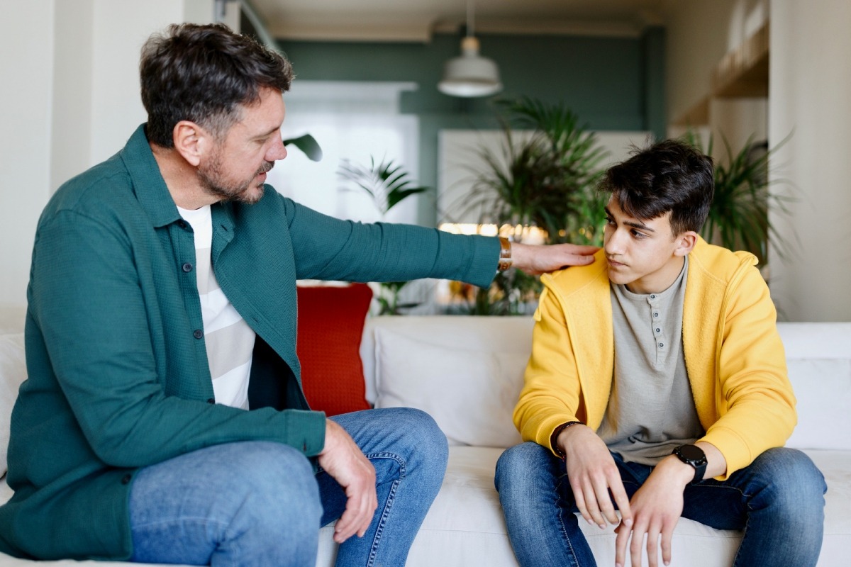 Si refuerzas su autoestima, será más sencillo que tome decisiones seguras. Foto: Istock.