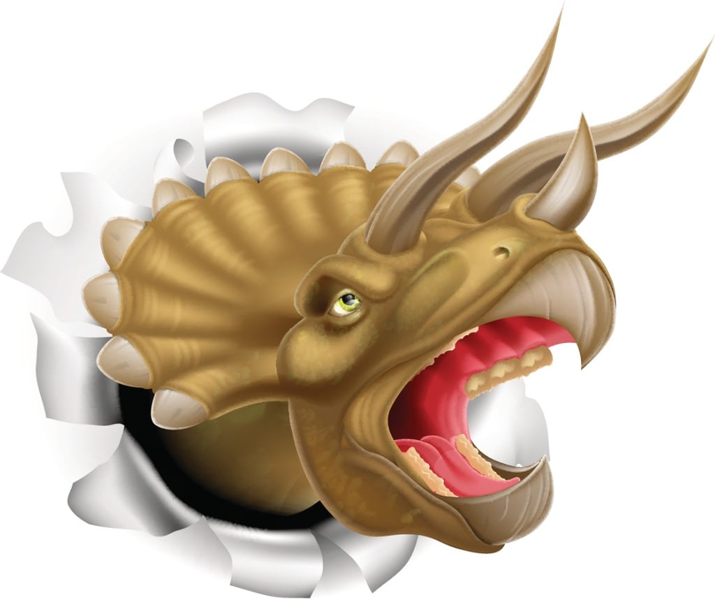 Cabeza grande, una corona en la nuca, tres cuernos y muchos dientes. Foto ¡Stock.