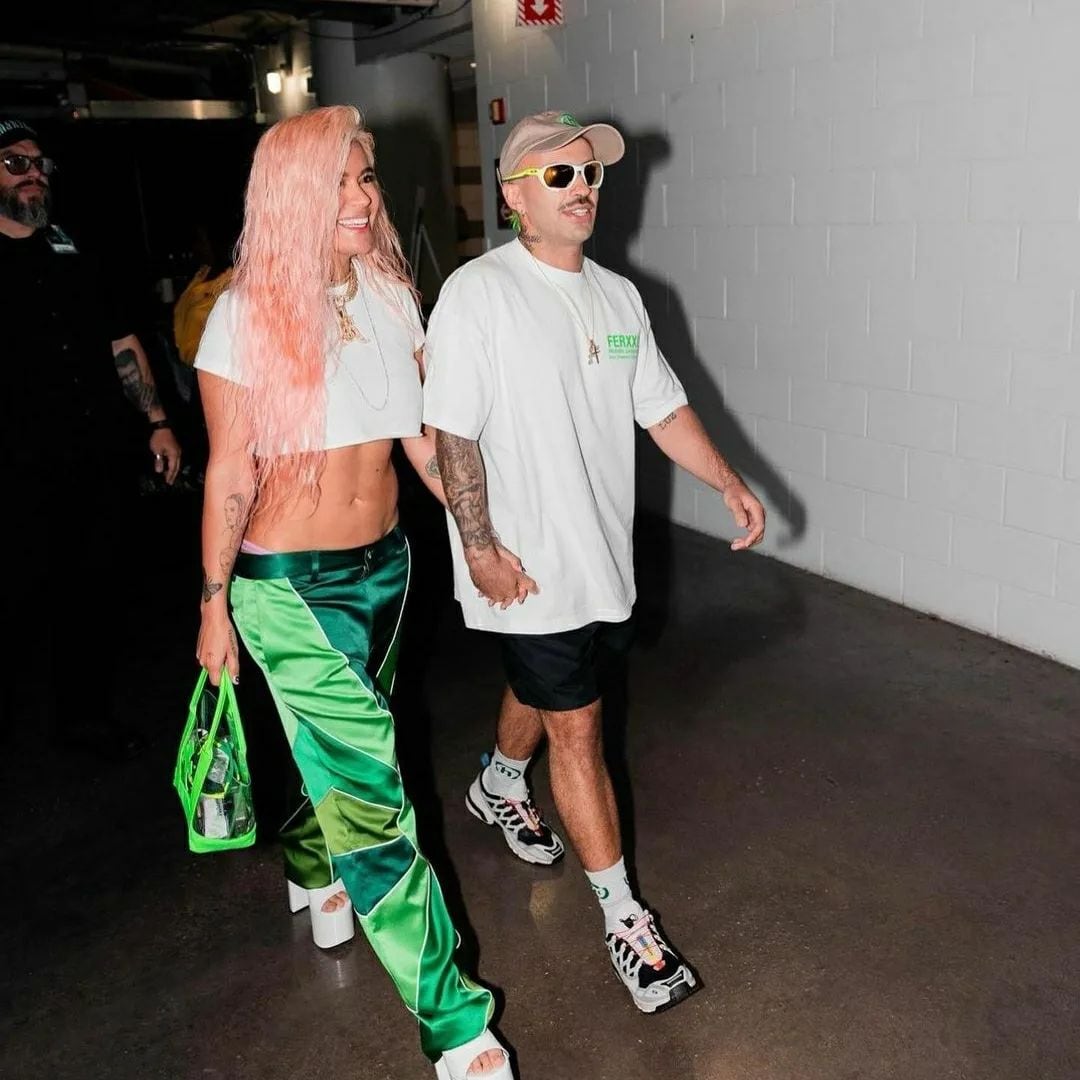 Feid y Karol G fueron captados en su llegada a Miami (Foto: larevistavea / Instagram)