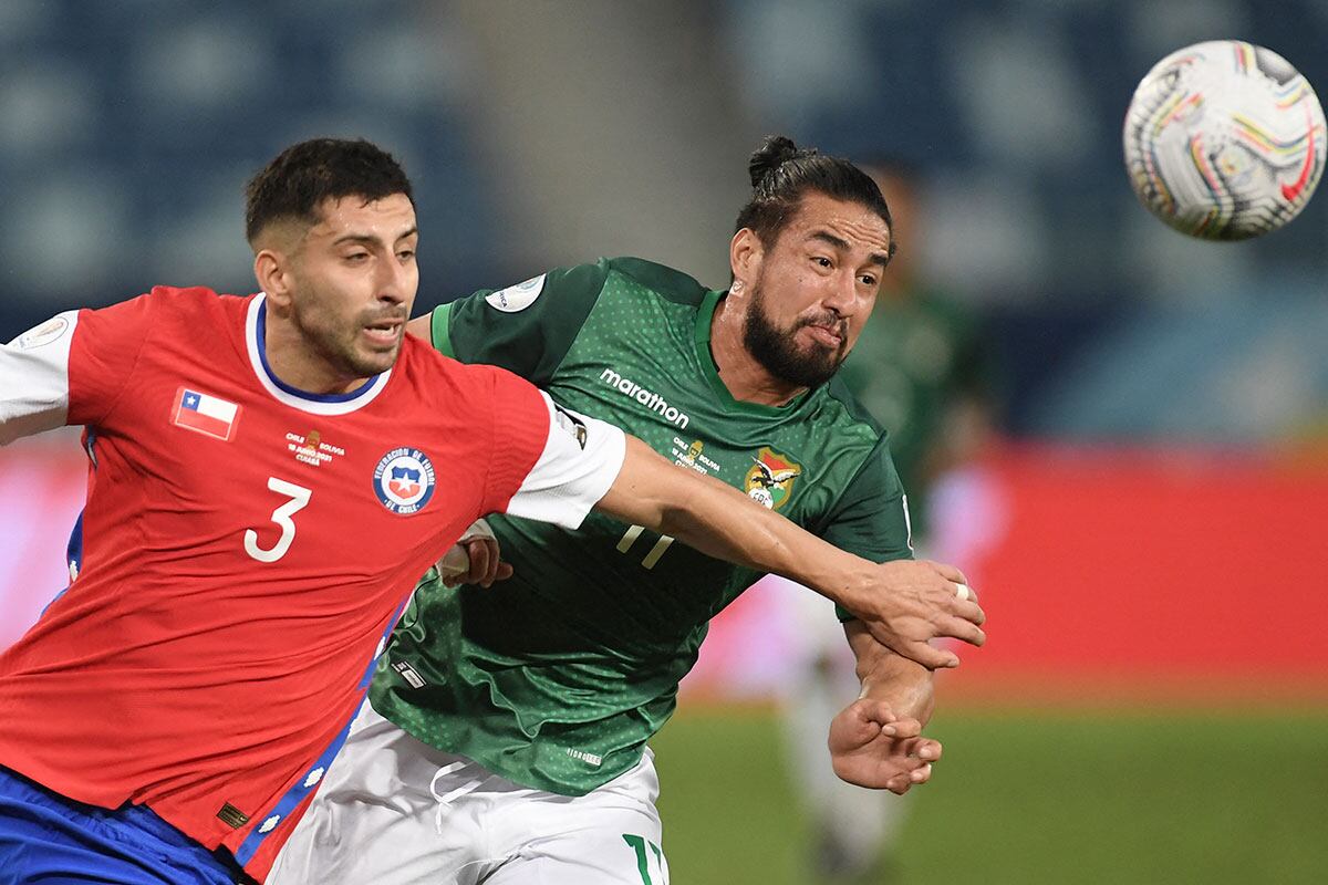 Chile y Bolivia se juegan su última chance de seguir con vida en las Eliminatorias. Conoce cómo y dónde ver el partido de fútbol desde La Paz. (Foto: AFP)