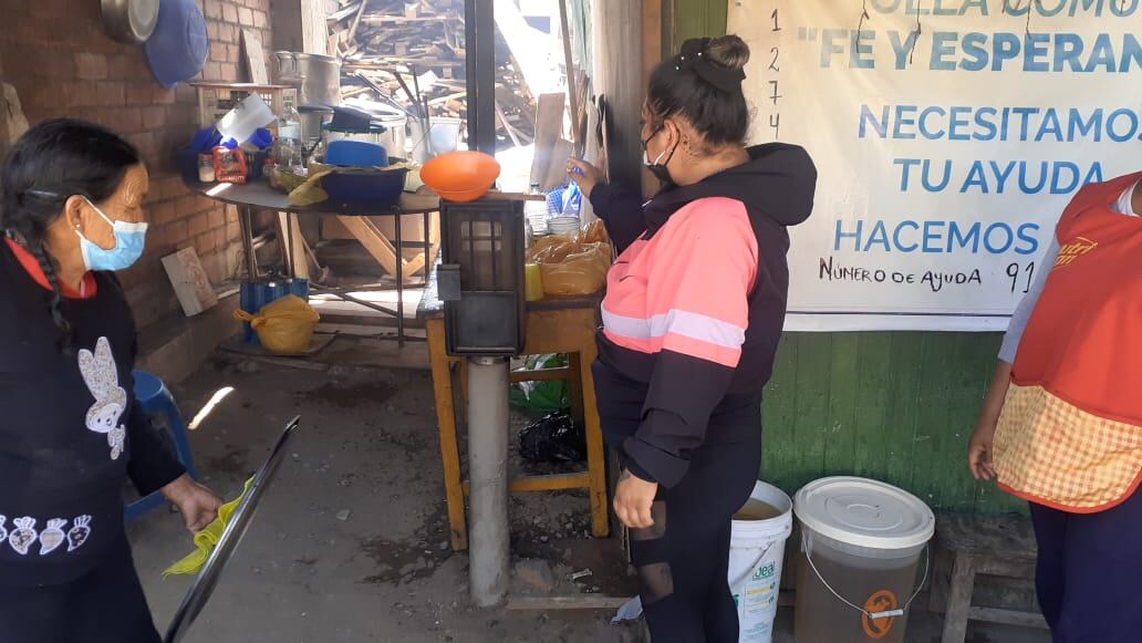 Un grupo de ladrones robaron víveres, utensilios de cocina y hasta la leña del precario lugar donde funciona la olla común ‘Fe y Esperanza'. (foto: Mónica Rochabrum/Trome)