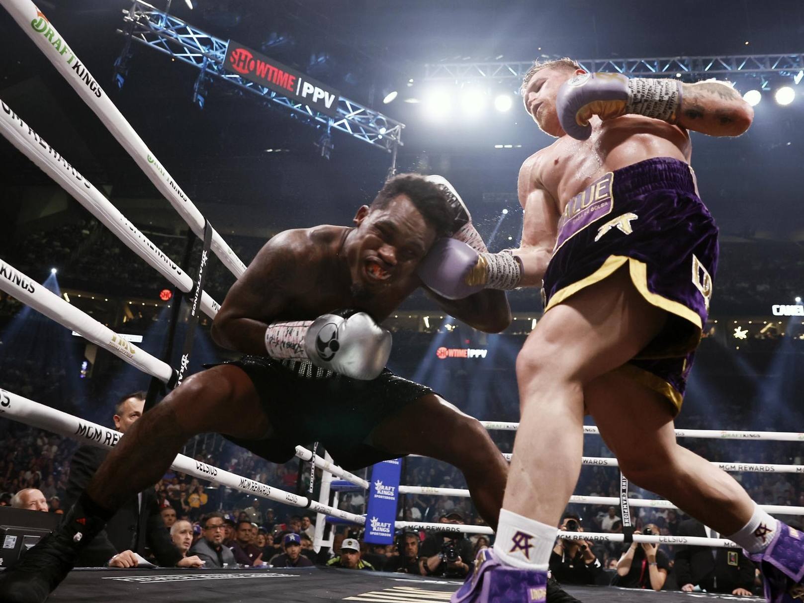 Canelo Álvarez demostró que su nivel era muy suoerior al de Jermell Charlo. (Photo: EFE)