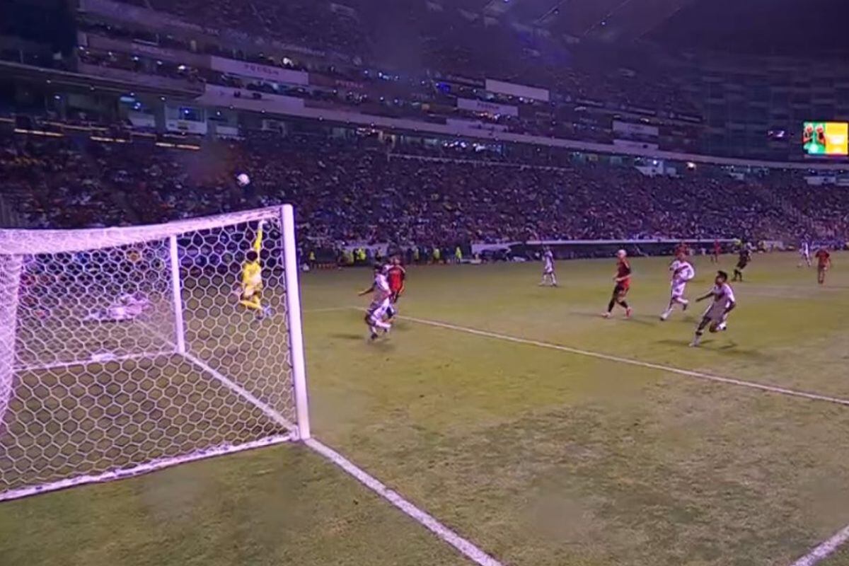 España marca el tercero tras una desafortunada acción de Gallese. Foto: Captura de video