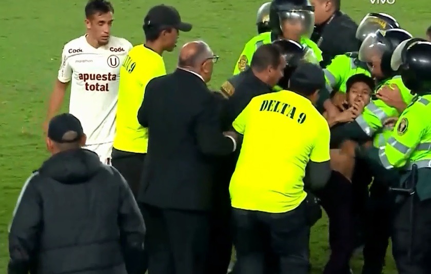 Hincha logró eludir a la seguridad y llegó hasta el campo del Monumental. (Captura Movistar)