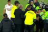 Hincha se metió a la cancha en el Clásico en el Monumental; pero seguridad lo redujo de inmediato | VIDEO