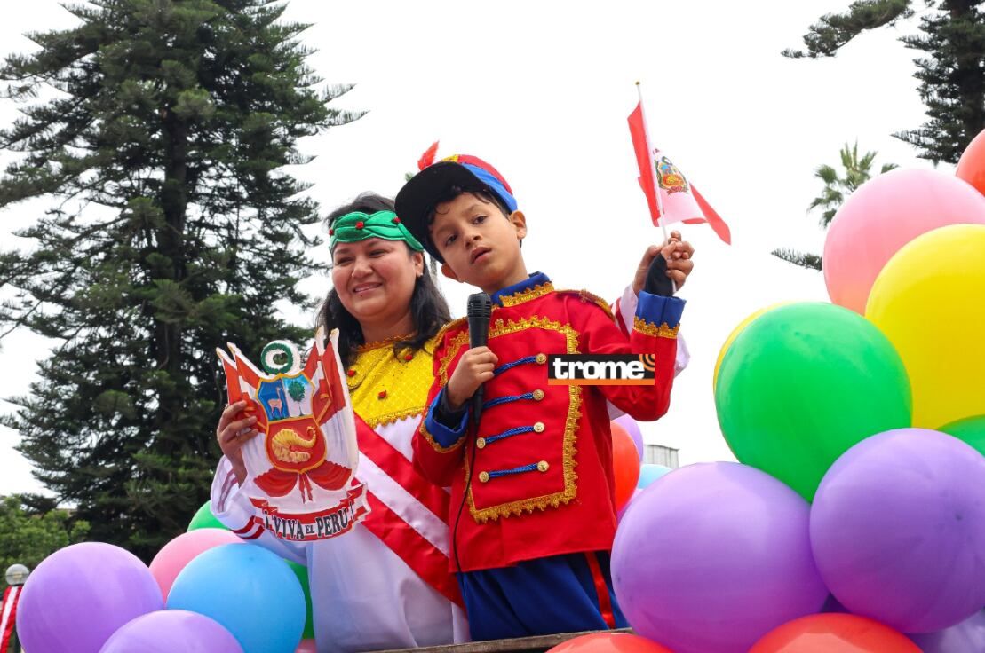 Surco realizó también desfile escolar por Fiestas Patrias que causó alegría y admiración del público. (Isabel Medina / Trome).