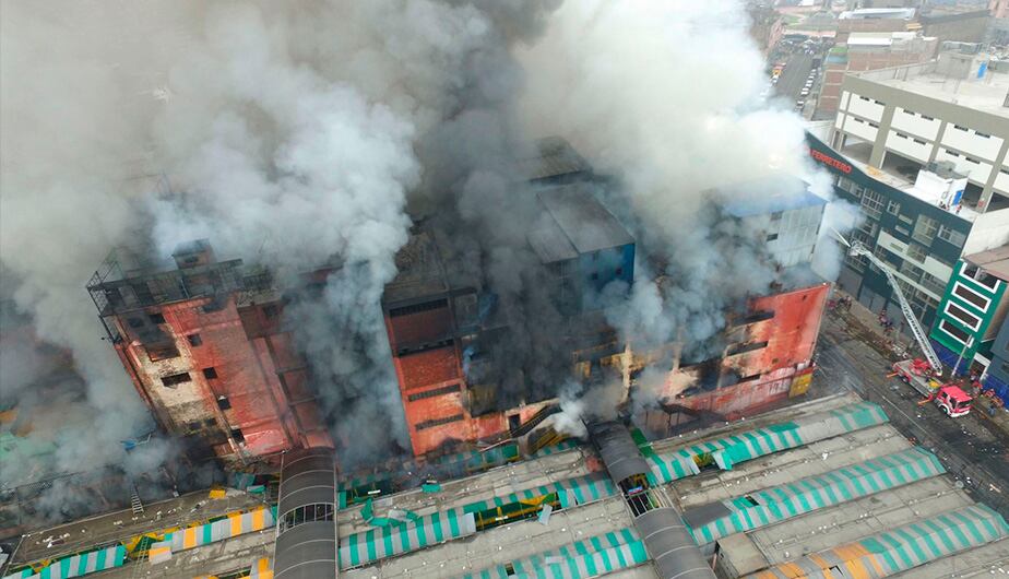 Más de 100 unidades del Cuerpo General de Bomberos Voluntarios del Perú luchan contra incendio en galería de "Las Malvinas". (Foto: Andina)