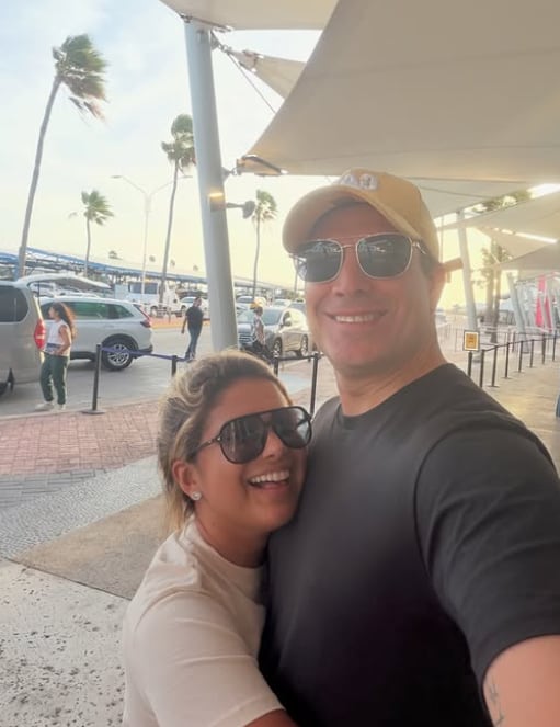 Paco Bazán y Susana Alvarado viajaron a Aruba. Él respondió a usuaria que dijo que ella parecía su nieta.