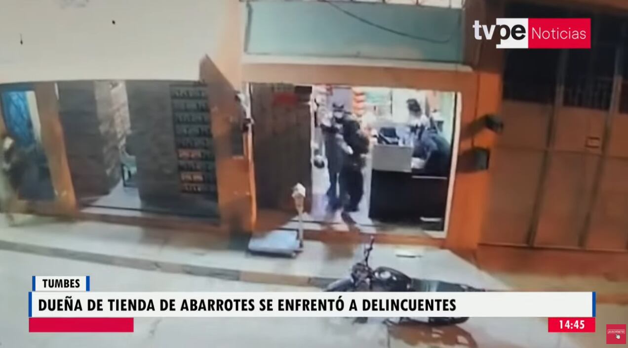 Tres delincuentes aprovecharon que cerraban una tienda en Tumbes, para cometer un asalto. Fue registrado por las cámaras.