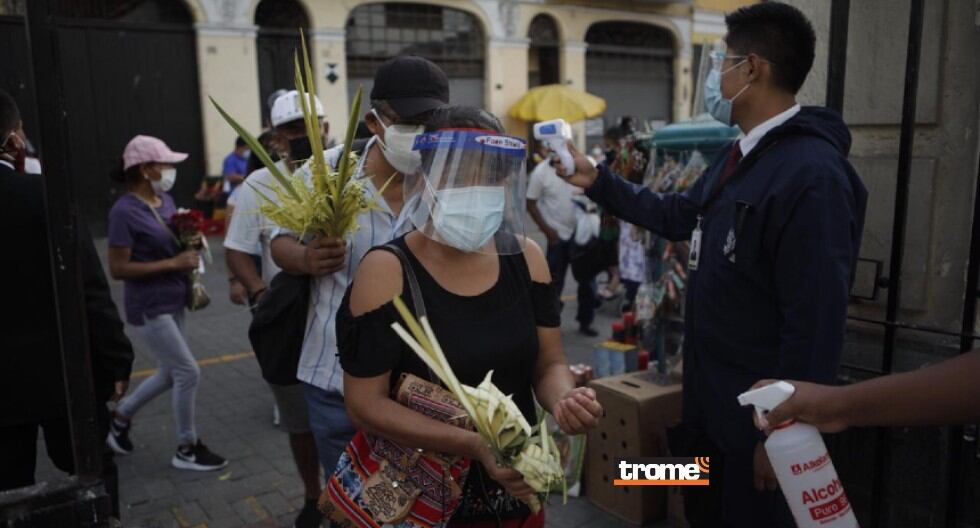 En templos y desde los hogares se celebró el Domingo de Ramos, que da inicio a la Semana Santa. (Trome / Joel Alonso)