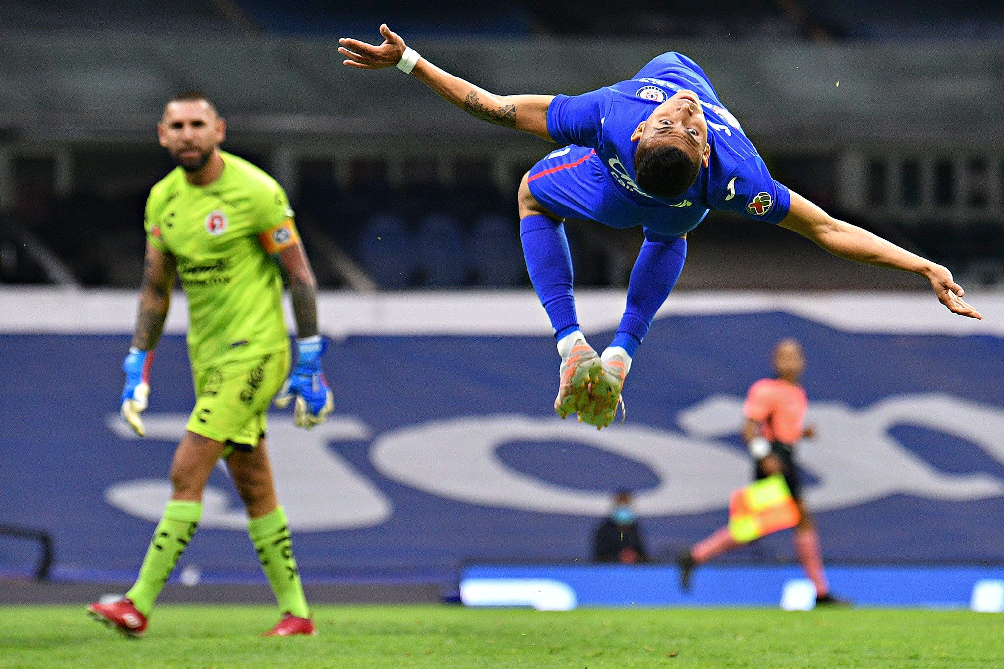 Orbelín Pineda celebró de manera espectacular su gol contra Tijuana en el estadio Azteca