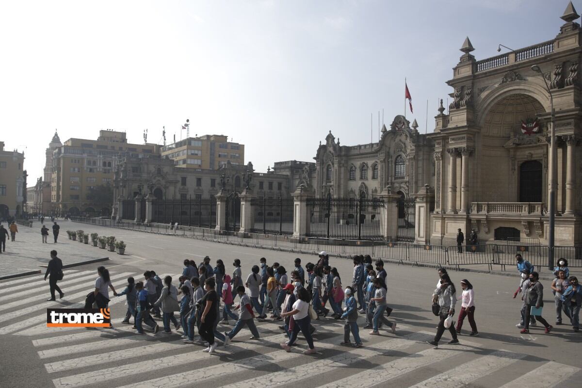 Turistas y comerciantes contentos por el retiro de las rejas en la Plaza de Armas. (Isabel Medina / Trome / Renzo Salazar)