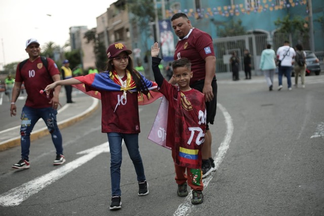 Hinchas de Venezuela van llegando de a pocos al estadio Nacional para el encuentro entre Perú vs Venezuela. Fotos: Anthony Niño de Guzmán/@photo.gec