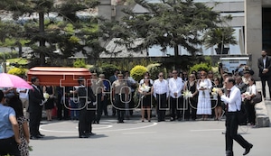 PNP rinde homenaje a Luis Medina, padre de Magaly Medina, previo a su entierro