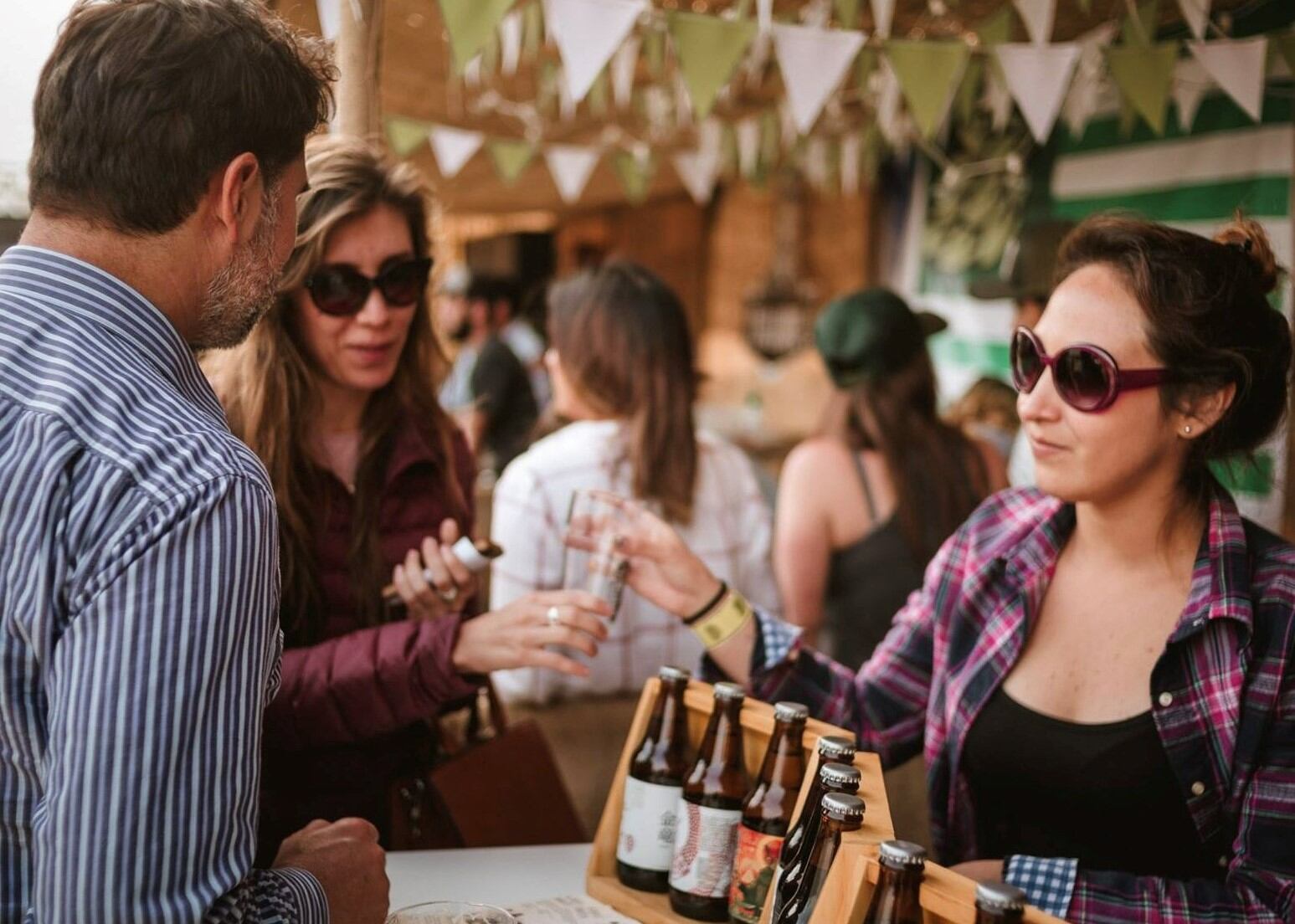 El precio de las entradas es súper accesible y toda entrada incluye un vaso conmemorativo reusable del festival y la primera cerveza artesanal.