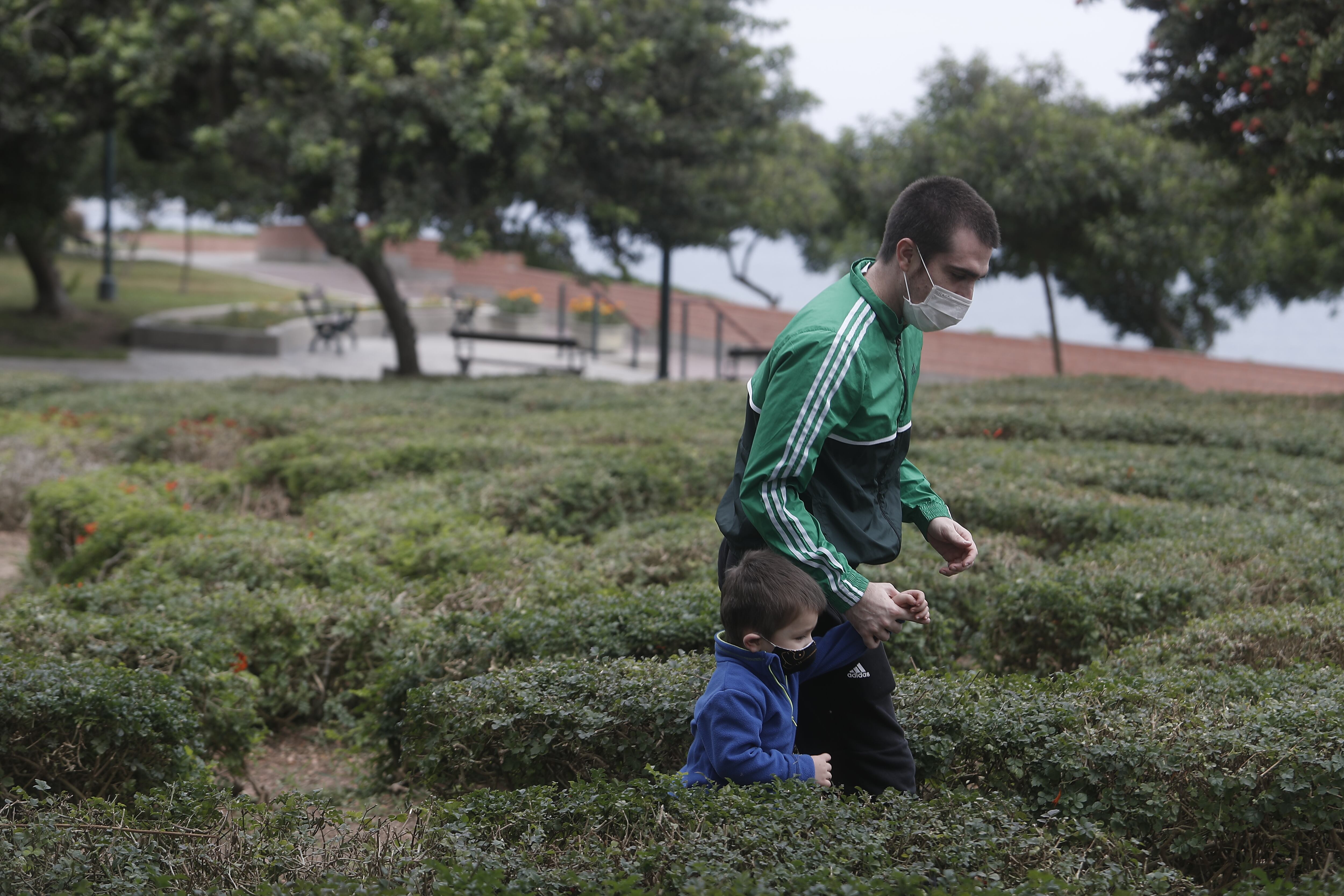 Los menores que dispondrán de una hora de salida tendrán que estar acompañados por un adulto. (Foto: César Campos)