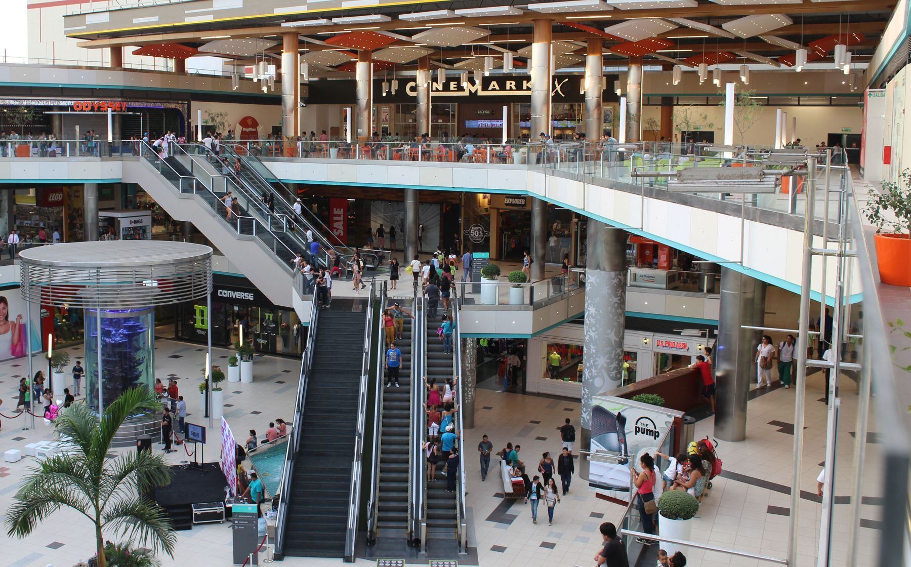 Foto referencial de las escaleras mecánicas de MegaPlaza.