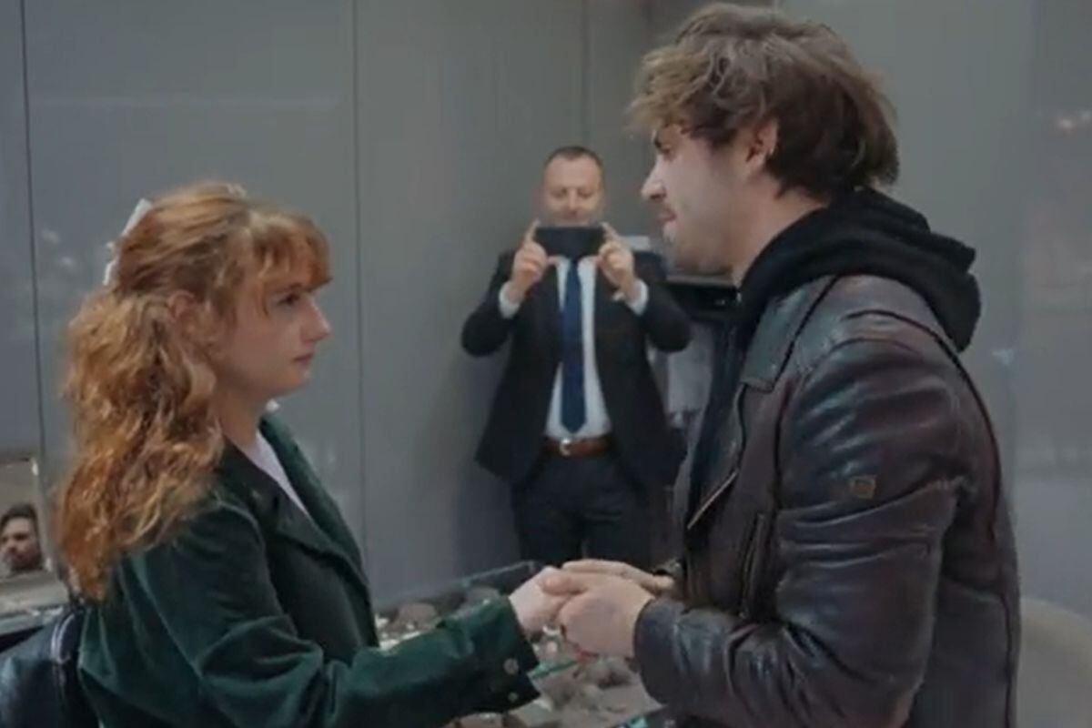 Selçuk, de chaqueta negra, y Nil en un momento romántico (Foto: Medyapım)