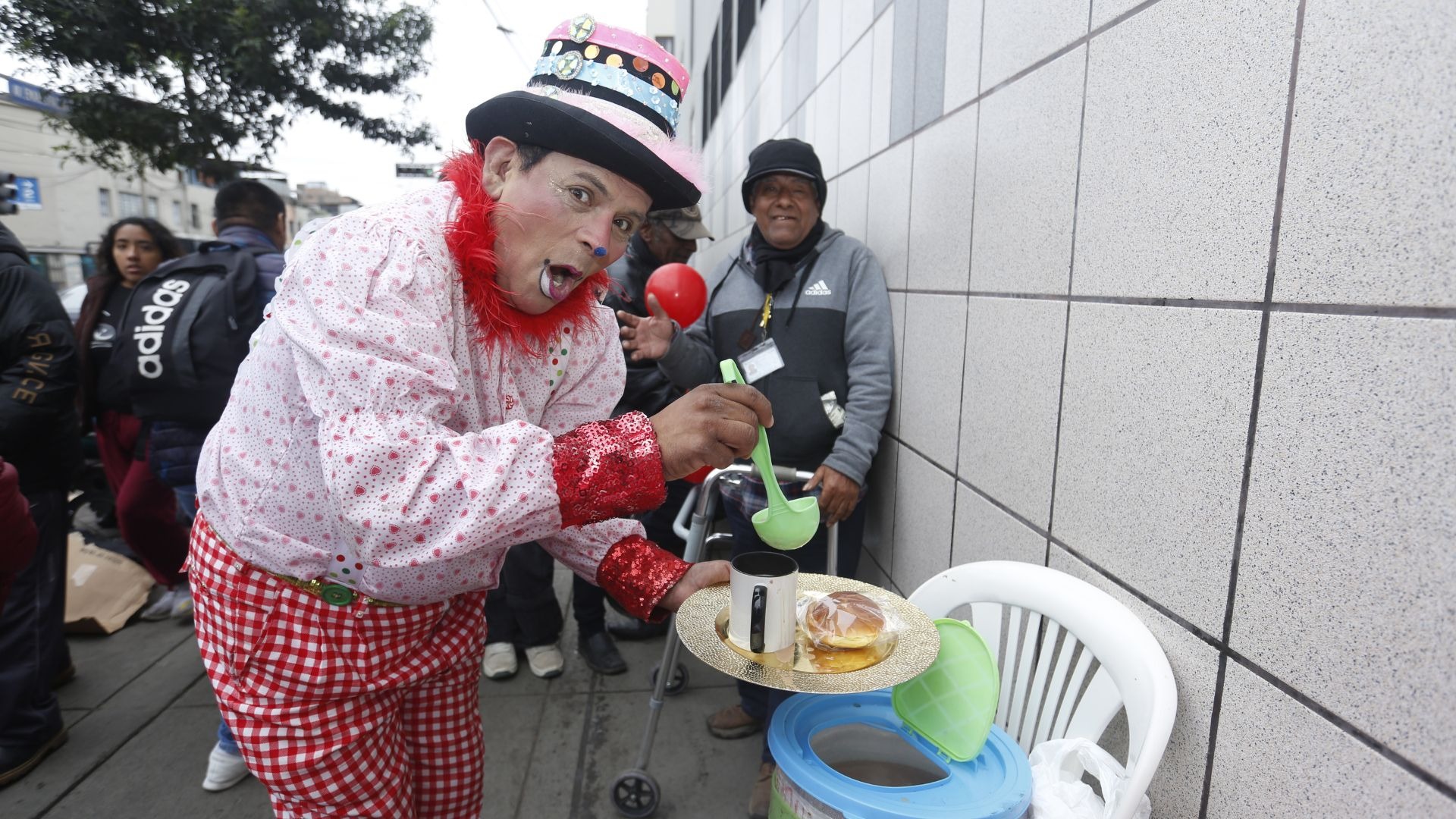 Artista relaciona labores de solidaridad. Foto: Violeta Ayasta