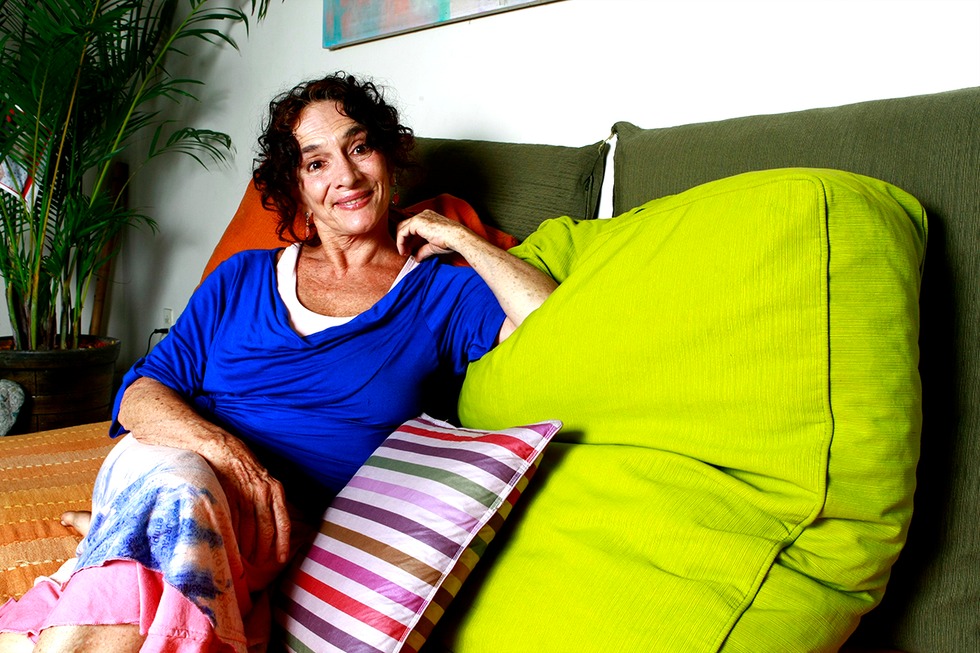 En el año 2000 participó en la famosa película 'Prueba de vida' junto a Meg Ryan y Russell Crowe. Ese mismo año participó como activista política abriendo la Marcha de los Cuatro Suyos contra el gobierno de Fujimori.