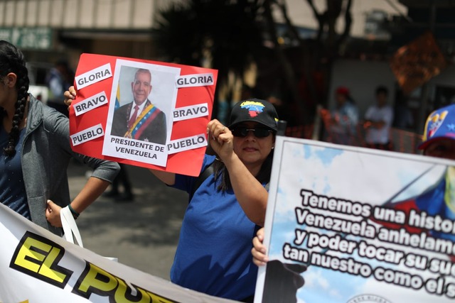 Venezolanos en Perú se concentran en los exteriores de la embajada de Venezuela para expresar su oposición contra la asunción de Nicolás Maduro como presidente del país llanero. Foto: Julio Reaño/@photo.gec