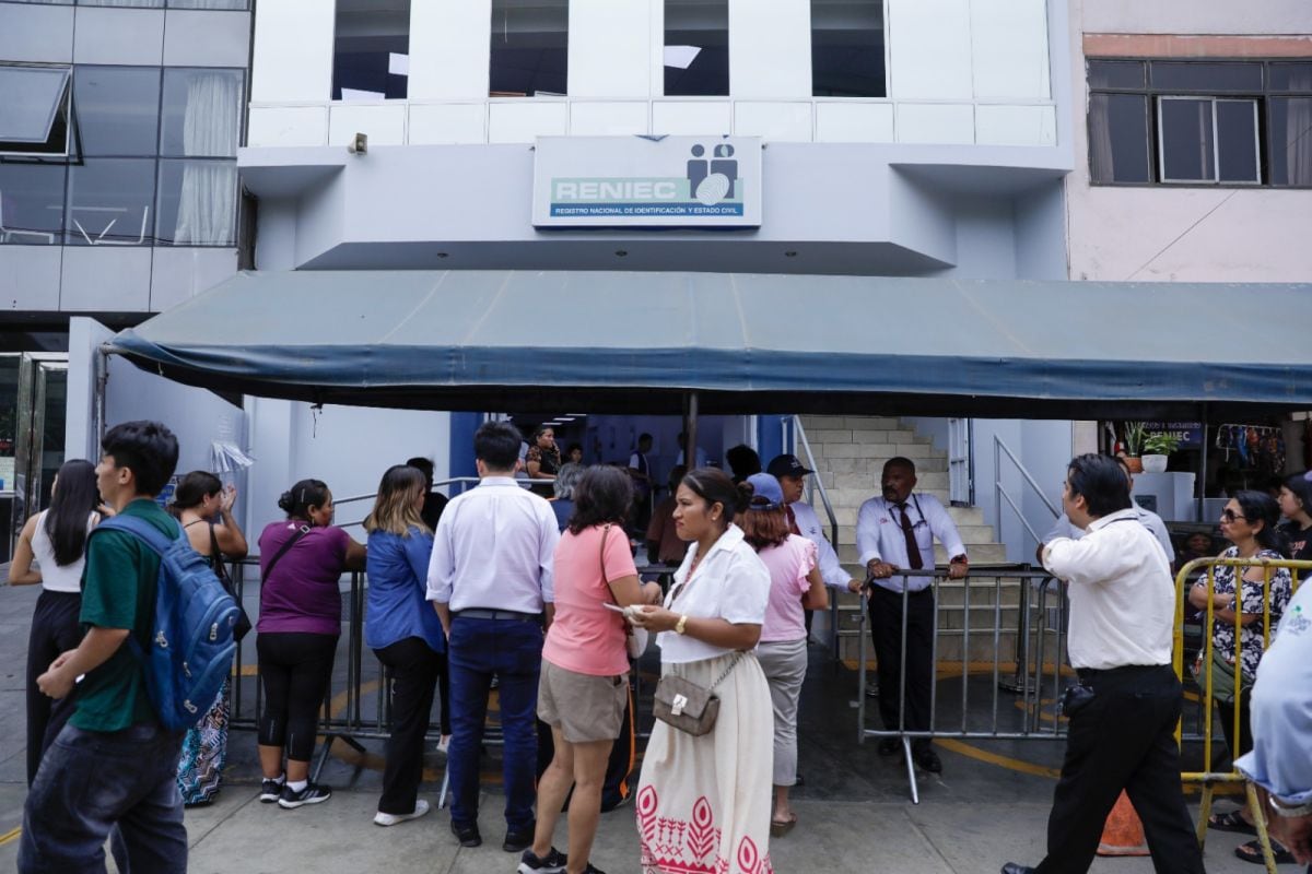 Cientos de personas forman largas colas para realizar trámites y solicitar la emisión de su Documento Nacional de Identidad (DNI). Foto: Giancarlo Avila / @photo.gec