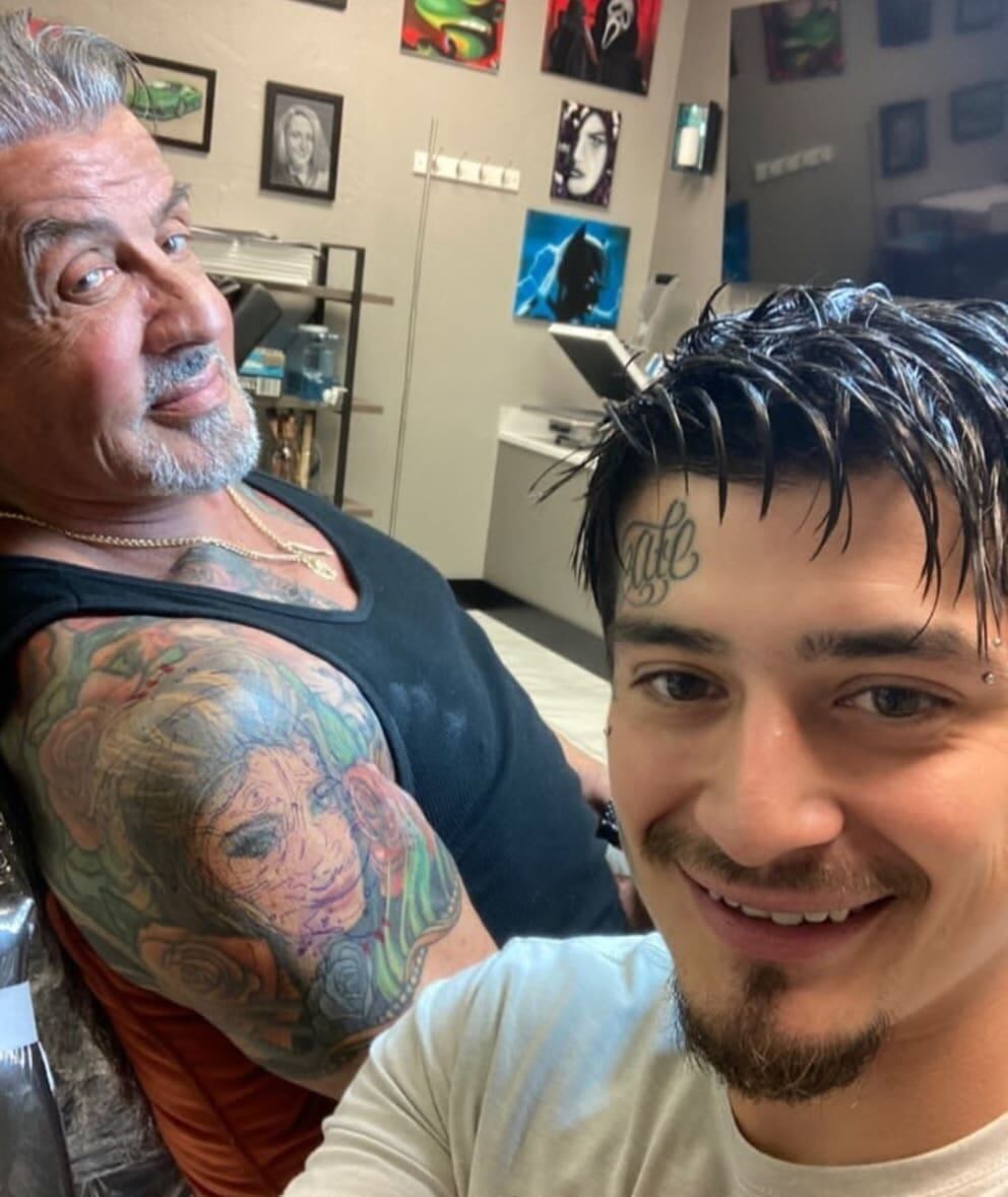 Sylvester Stallone muestra tatuaje de su esposa en el brazo derecho.