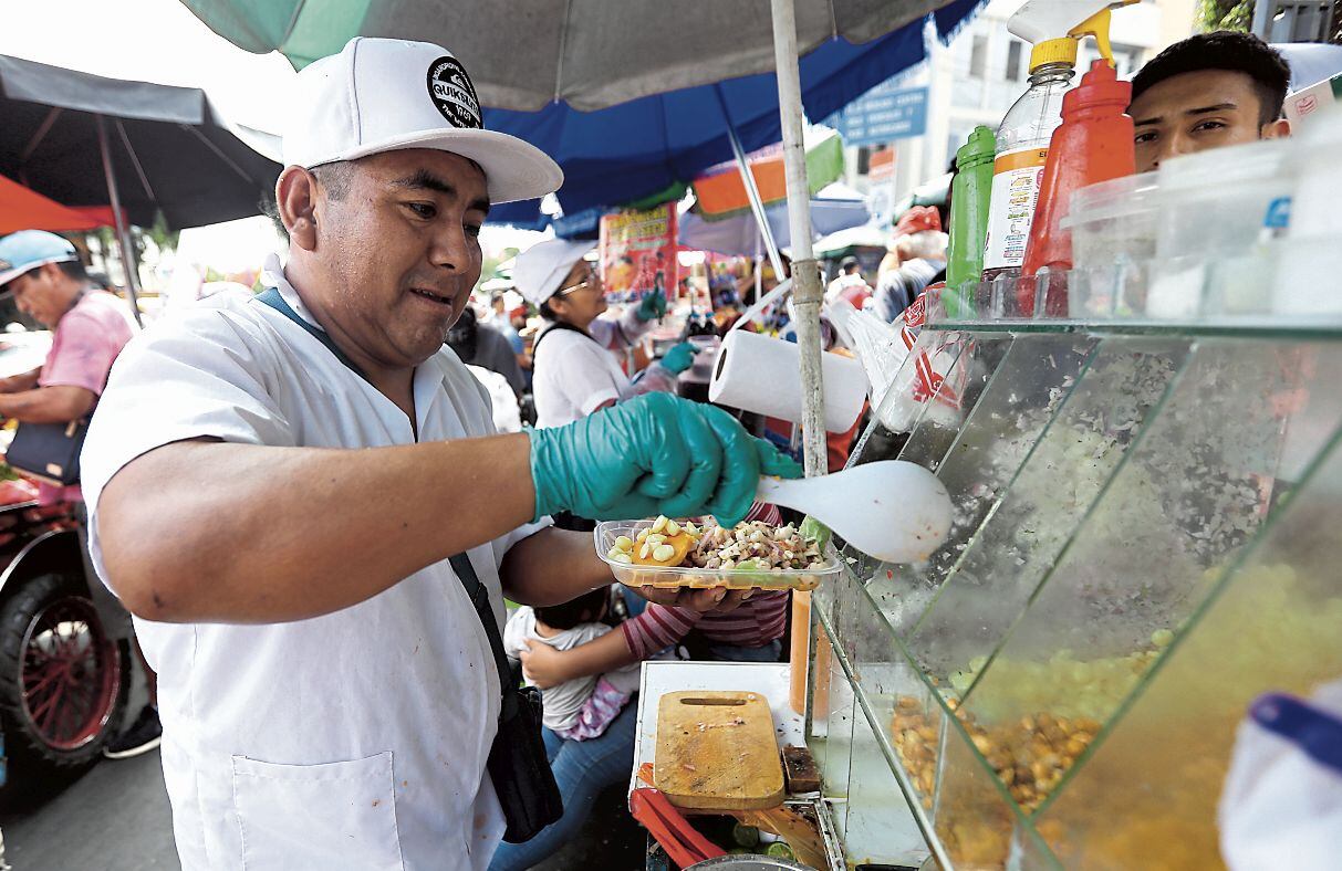 El señor Peter ofrece su cebiche de pota a seis y siete soles. (Foto: Jesús Saucedo)