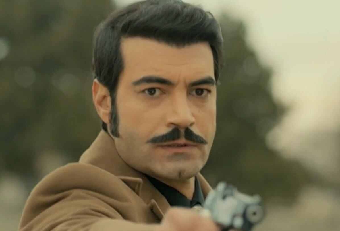 Demir apuntando con un arma a Behice en una intensa escena de la serie (Foto: Tims & B Productions)