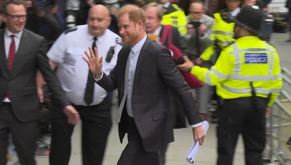 El príncipe Enrique arremetió contra diarios sensacionalistas en su segundo día de juicio