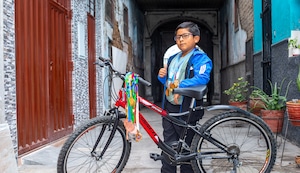 Niño genio rifa su bicicleta para ir a torneo de matemática en Canadá