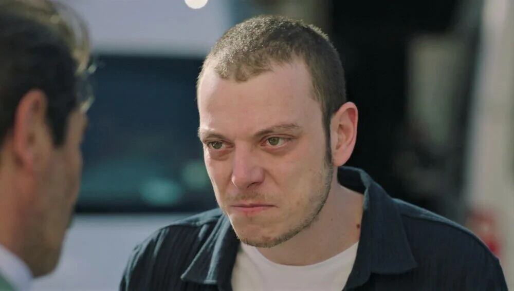 Eren y Pars encuentran a Serdar en "Secretos de familia" (Foto: Ay Yapım)