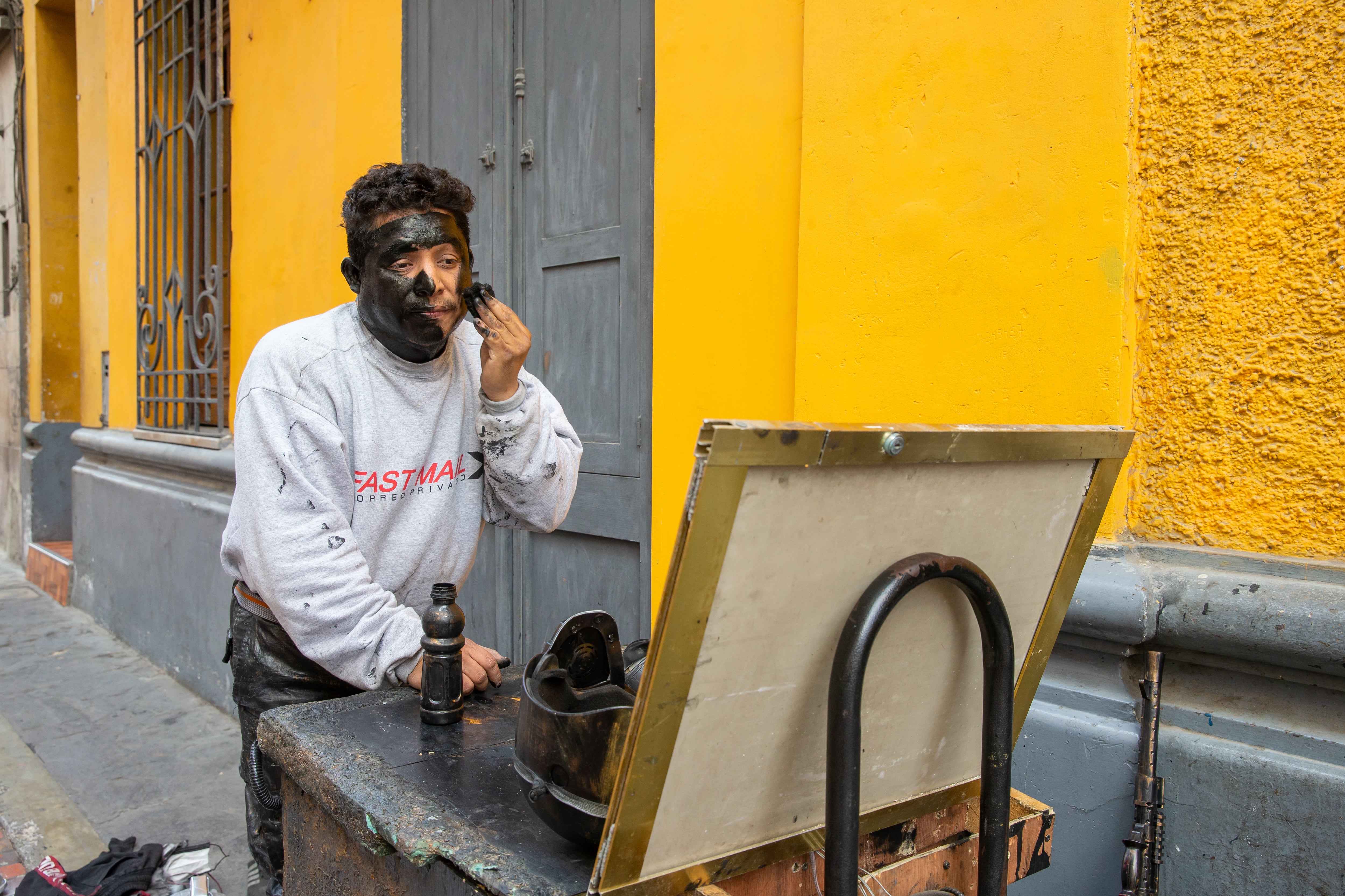 Él solo prepara los productos que usa para maquillarse. Foto: Allen Quintana.