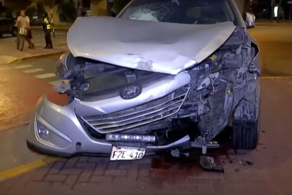 Violento choque en San Borja: un auto terminó incrustado en la fachada de un restaurante. Foto: Captura de video/RPP