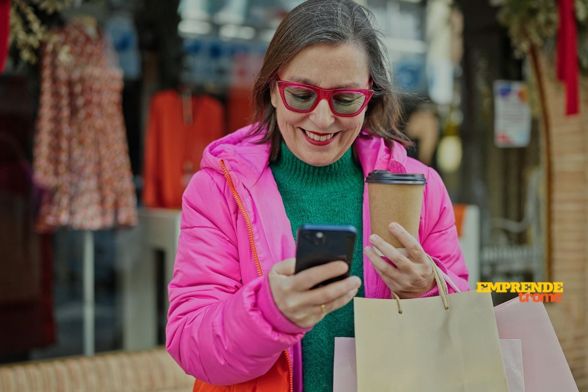 El consumidor tiene a la mano su equipo celular para ver las plataformas digitales y tomar la decisión de compra. Foto: Freepik/composición.