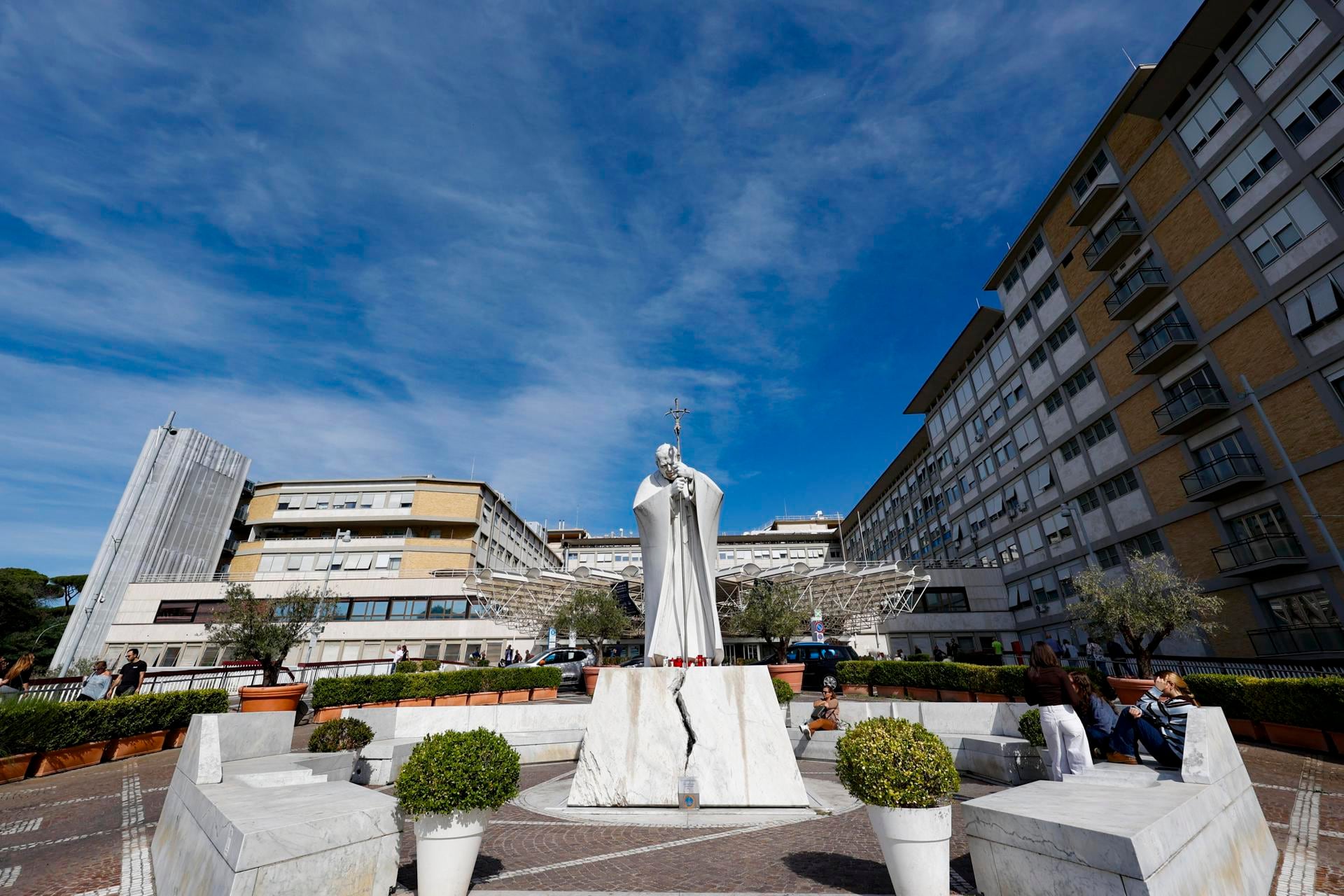 Entrada del Hospital Gemelli en Roma, Italia, 11 de octubre de 2026, donde el Papa León XIV será operado. (EFE/EPA/FABIO FRUSTACI).