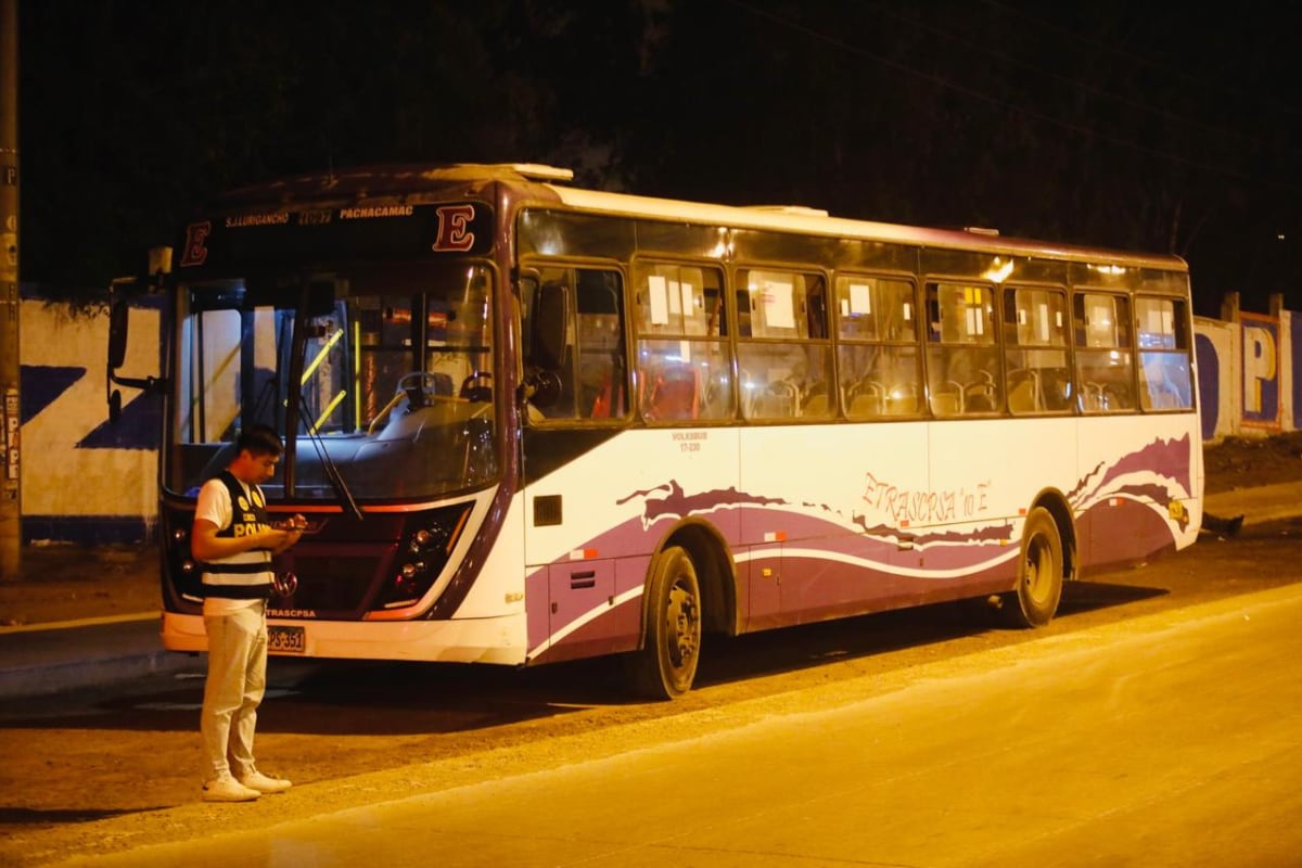 Extorsionadores balean bus de la línea E en Villa El Salvador. Chofer herido fue llevado al hospital del distrito.
Foto:@photo.gec