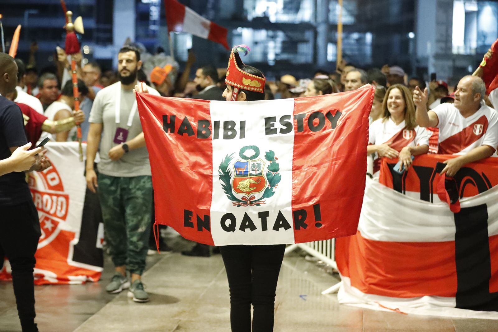 El abrazo entre Qatar y Perú a poco del repechaje mundialista frente a Australia . Fotos: Daniel Apuy / @photo.gec