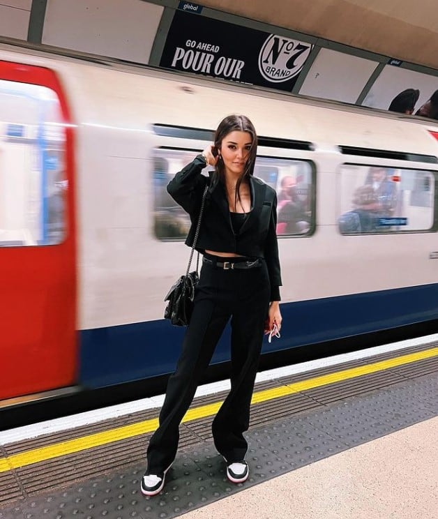 Hande Erçel en la estación de tren de Londres (Foto: Hande Erçel / Instagram)