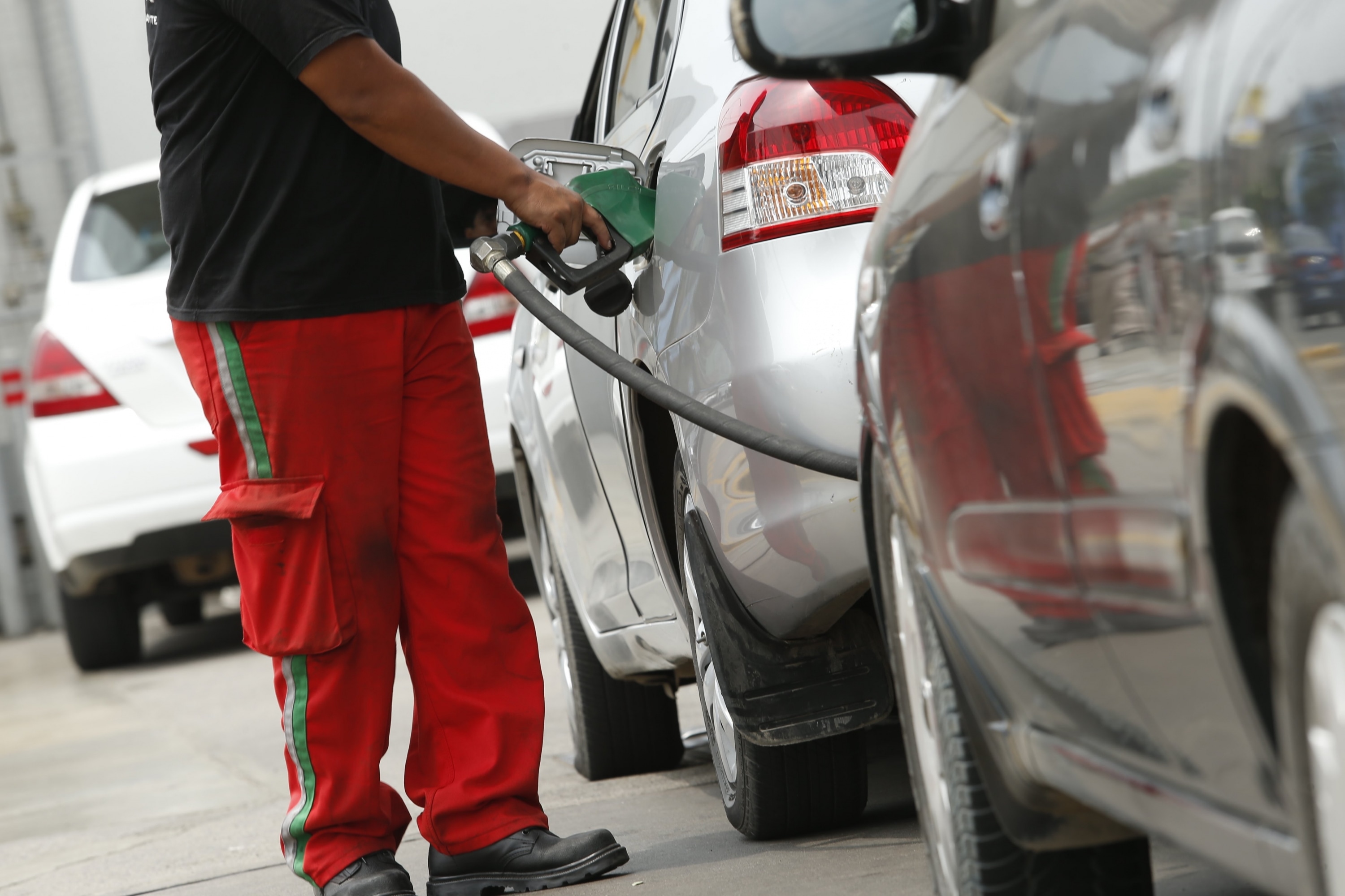Los precios de los combustibles varían día a día. Conoce aquí dónde conseguir las tarifas más bajas. (Foto: GEC)